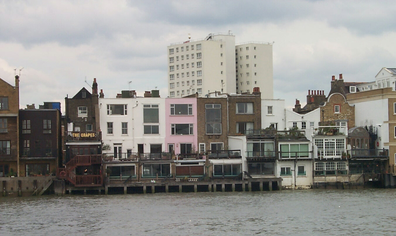 30 Riverside cottages and pub.jpg (722125 bytes)